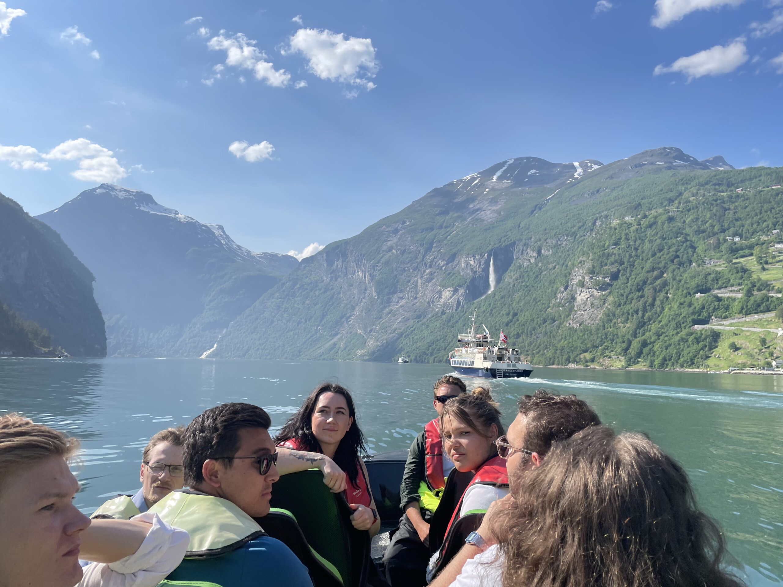 Sommaren 2023 er NTNU-studentane på befaring i Geirangerfjorden - verdsarven. (EAT/NTNU)