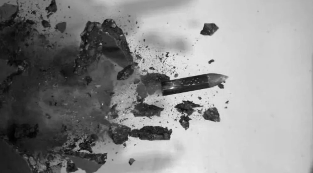 Foto: NTNU, Institutt for konstruksjonsteknikk Her kommer et prosjektil ut etter å ha trengt gjennom en 100 millimeter tykk plate av ekstrem lavkarbon betong i 300 m/s.