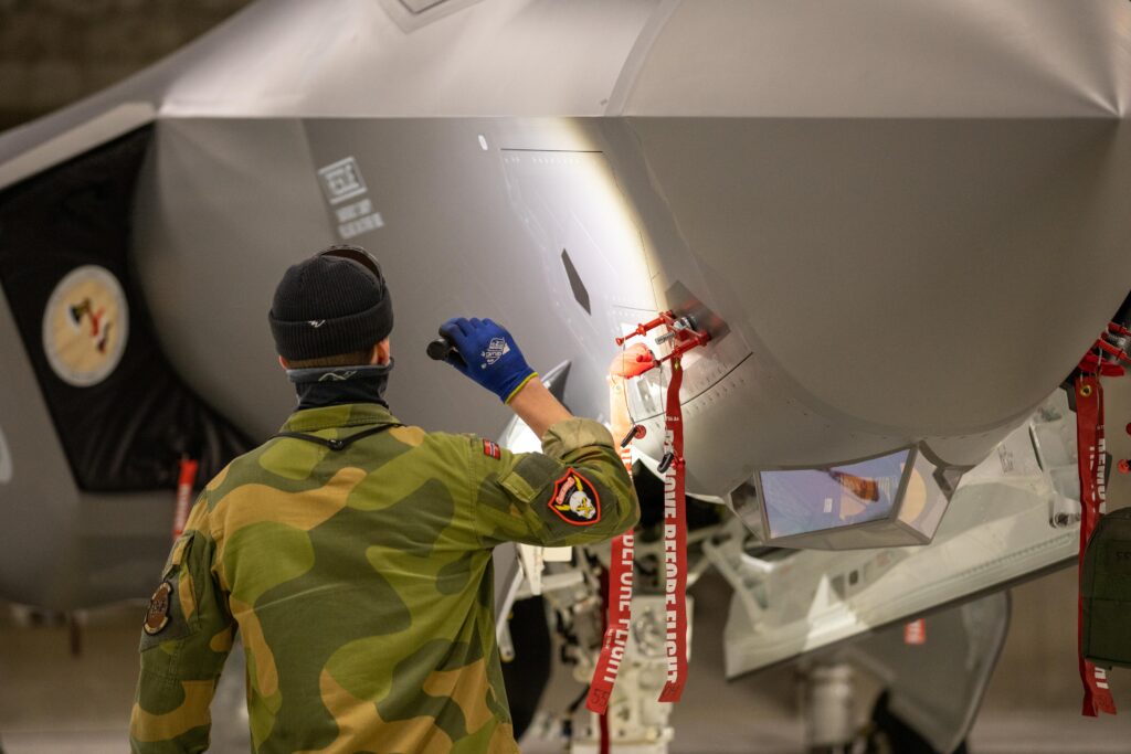 F-35-teknikere under Joint Viking F-35-teknikere på Evenes flystasjon under Joint Viking 2023.