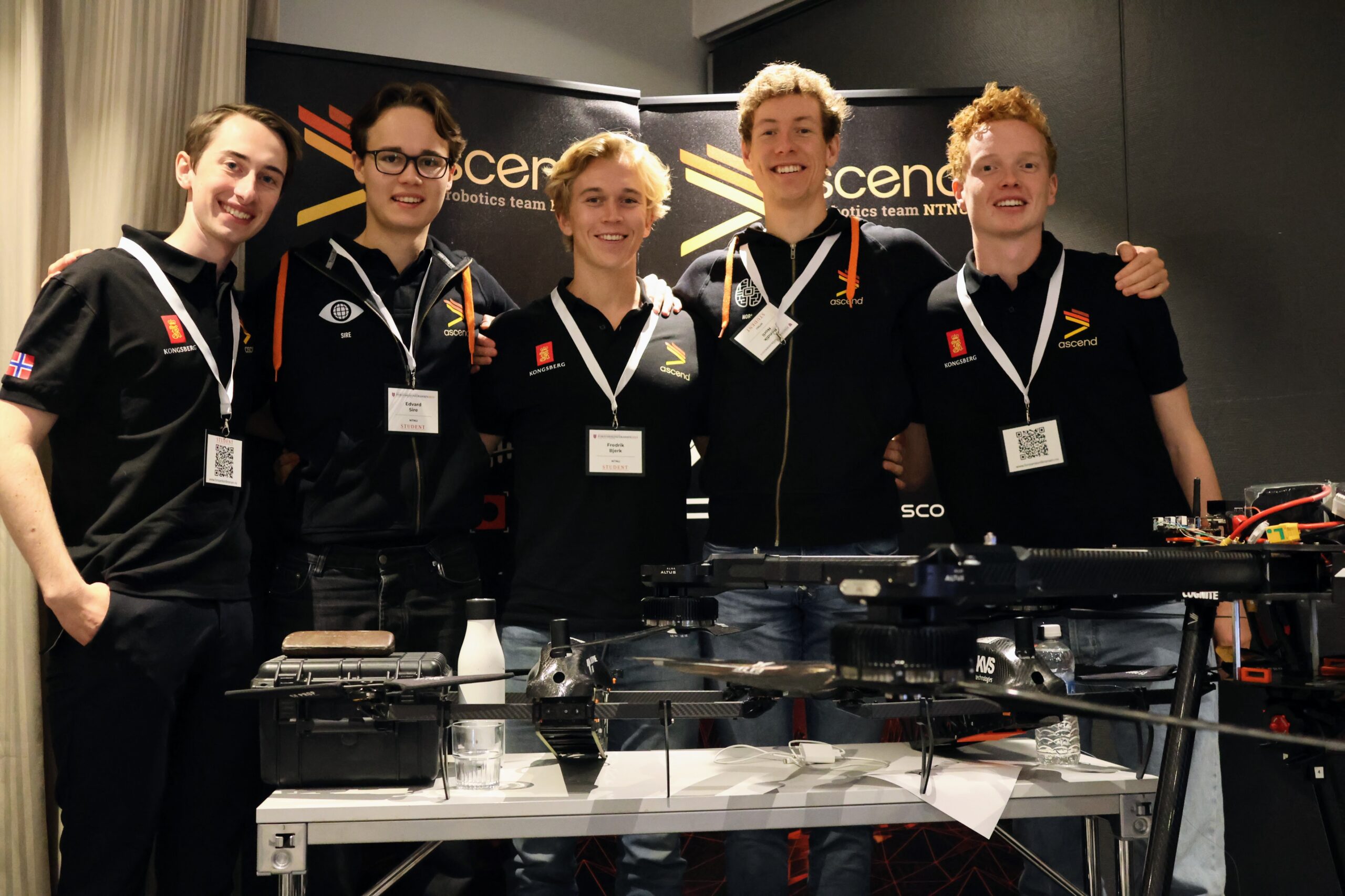 Forsvarskonferansen 2023 - Foto Lars Bugge Aarset (269) Droneteamet fra Ascend NTNU var på plass. Fra venstre: Hans Bertil Olsson, Edvard Sire, Fredrik Bjerk, Bendik Norli og Andreas Traa Utkilen. Foto: Lars Bugge Aarset