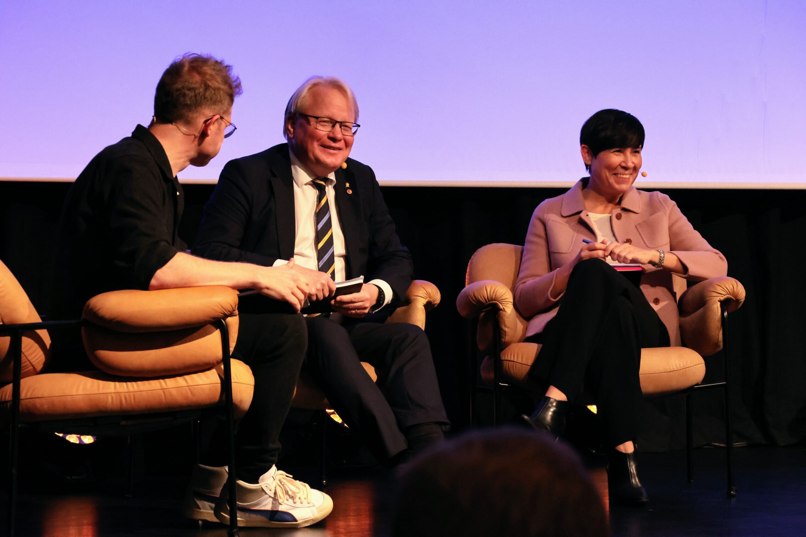 Forsvarskonferansen 2023 - Foto Lars Bugge Aarset (73) Ine Eriksen Søreide og tidligere forsvarsminister i Sverige Peter Hultqvist var blant innlederne under temaet Nordisk samarbeid i en NATO-ramme fra et politisk ståsted. Her i samtale med Snorre Valen. Foto: Lars Bugge Aarset
