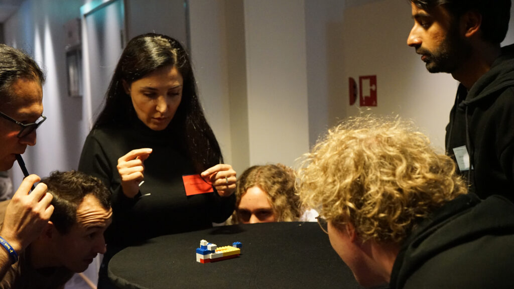 Studenter studerer lego