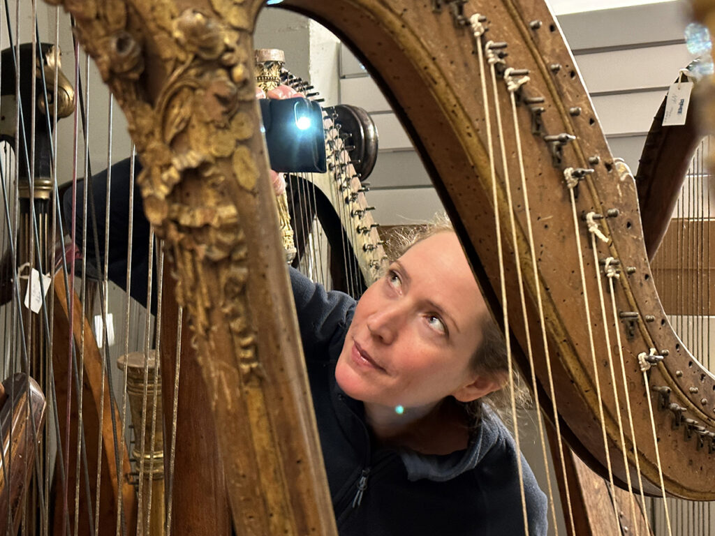 Ei kvinne undersøker et instrument. Foto