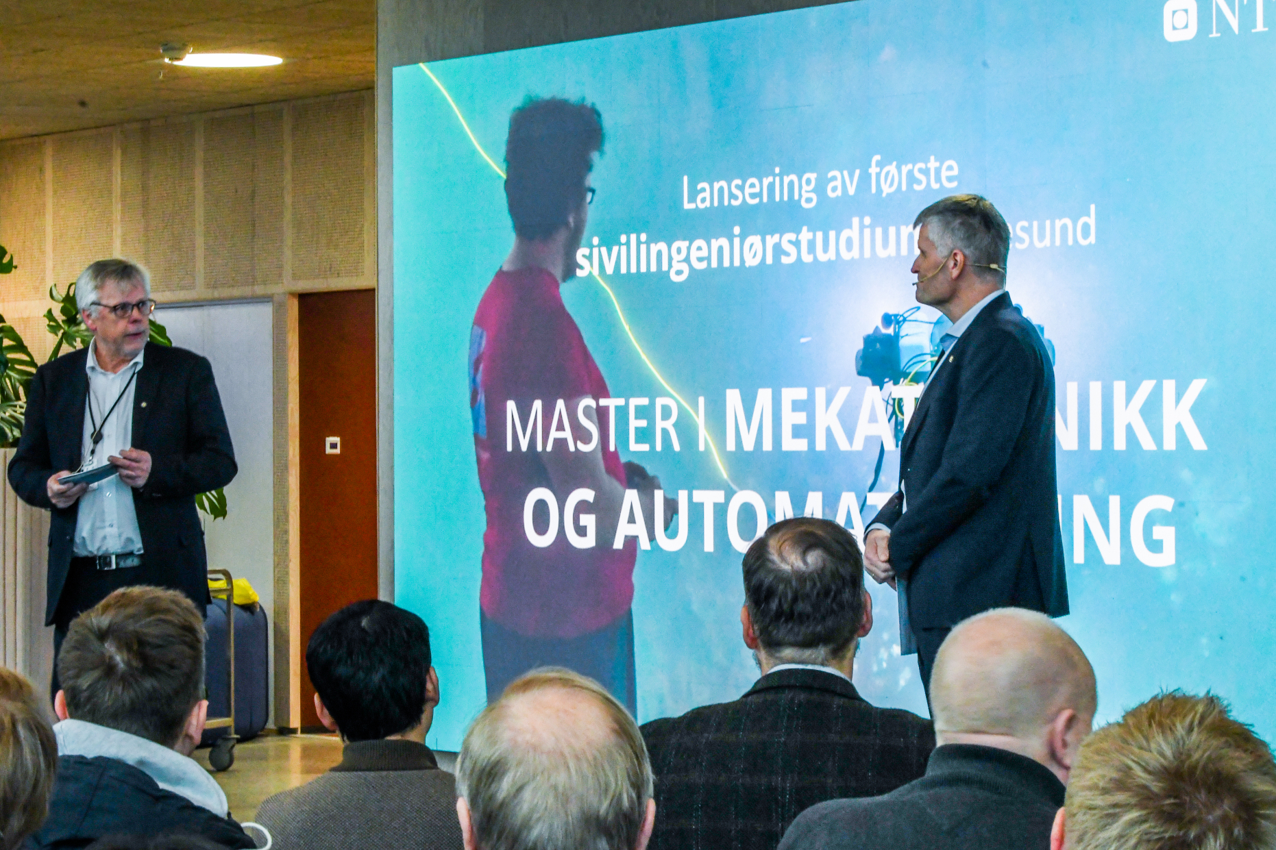 Foto fra åpning av nytt siviling.studie.