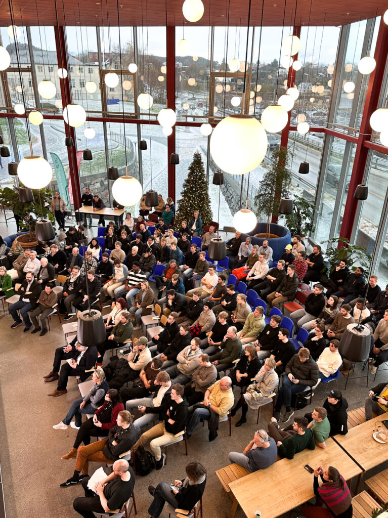 Mange hadde tatt turen til foajeen i Sundebygget på fredag, for å høre om det nye masterprogrammet. Foto Maren Haanshuus Mikkelsen.