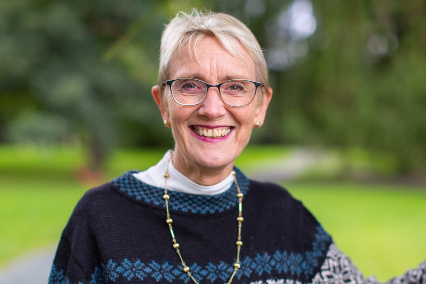 Portrett av Anne Borg. Hun smiler og ser inn i kamera