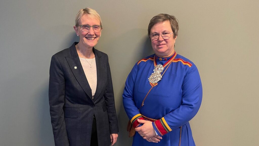 Bilde av Anne Borg og Birgitta Fossum. De står foran en vegg, og ser inn i kamera