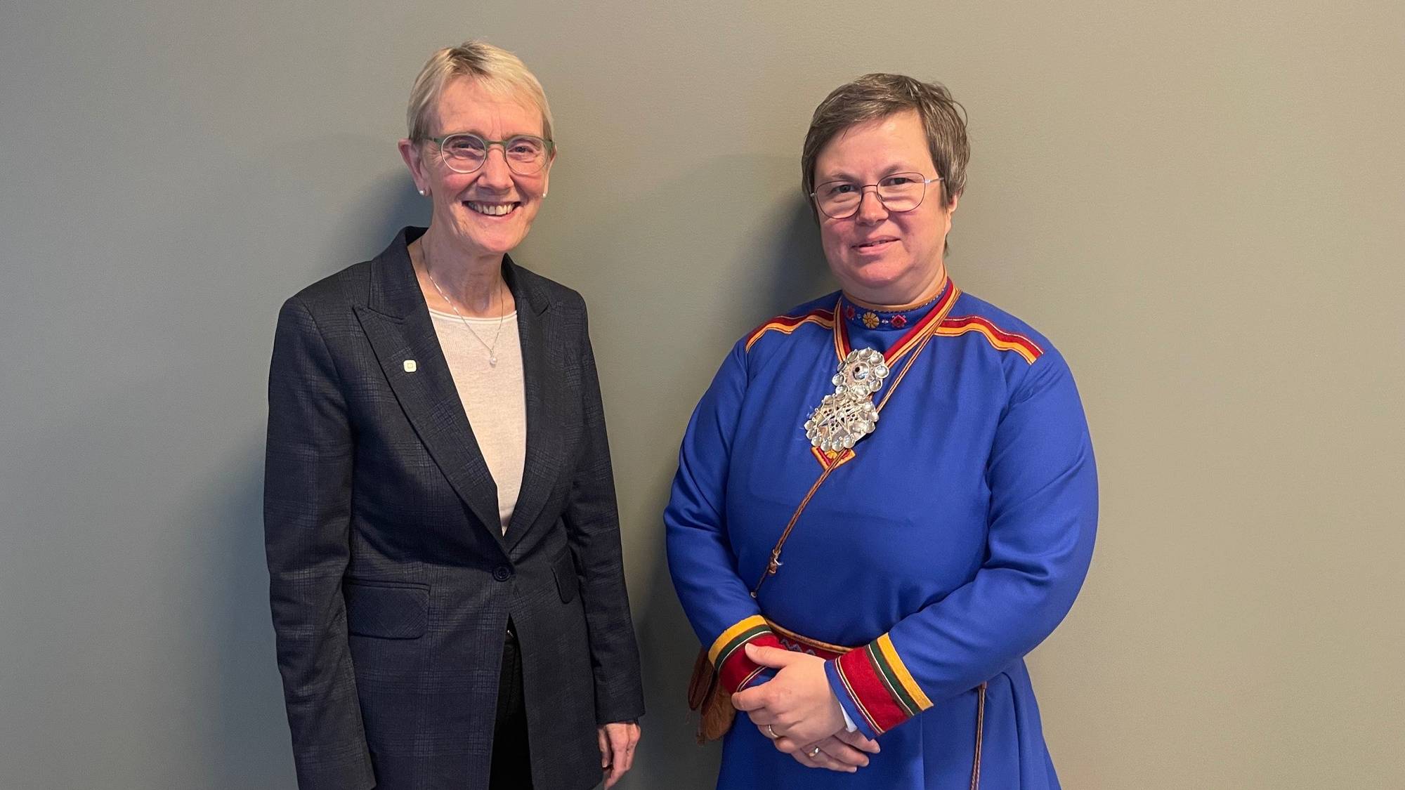 Bilde av Anne Borg og Birgitta Fossum. De står foran en vegg, og ser inn i kamera