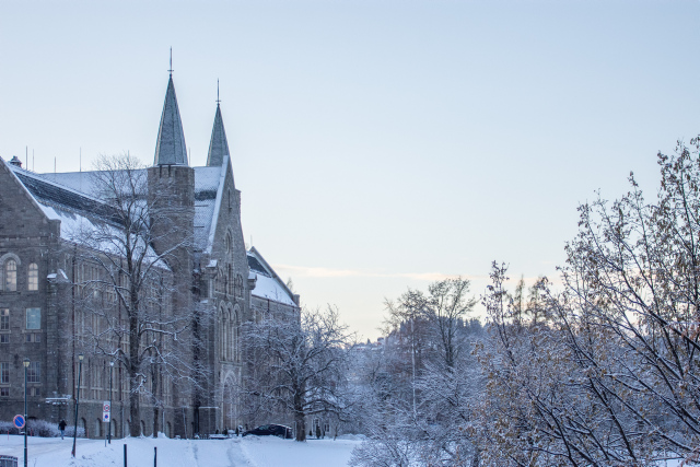 Bilde av Hovedbygningen på Gløshaugen i Trondheim. Snø på bakken og på taket