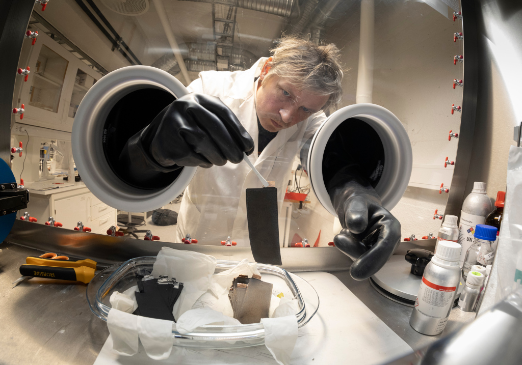 mann gjør eksperiment i lab. foto