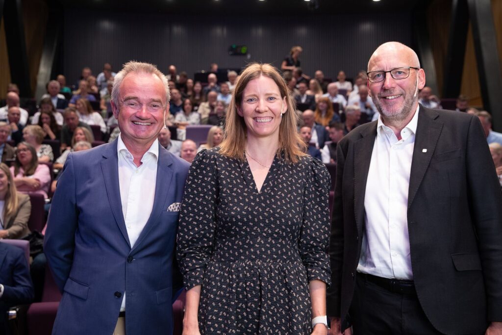 Bilde av 3 personer. Fra venstre konsernsjef Jan- Frode Janson, teknologisjef SMN Astri Undheim, og rektor Tor Grande ved NTNU.