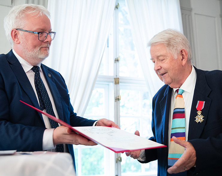 Statsforvalter Frank Jenssen overrekker Tore M. Undeland ordenen.