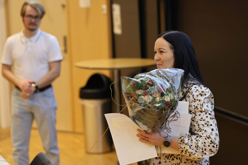 Audveig Hagen Bjørnøy mottak pris frå studentane