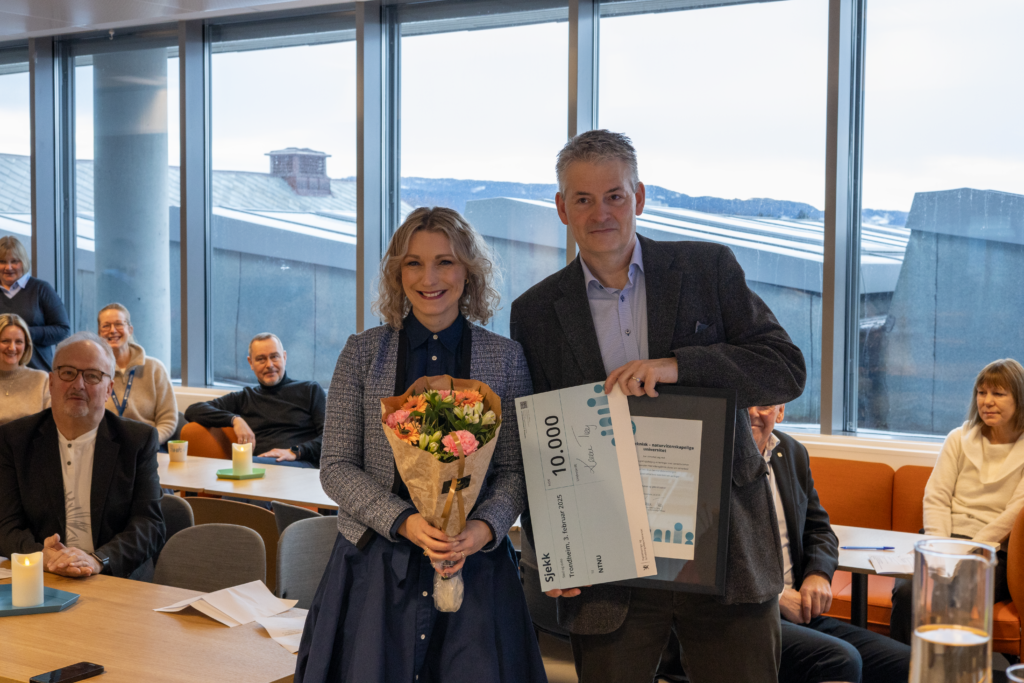 Karianne Tung og Bjørn Haugstad viser frem diplomet NTNU u dag ble tildelt.
