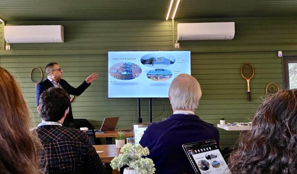 NTNU professor Mehdi Zadeh presenting in an auditorium.